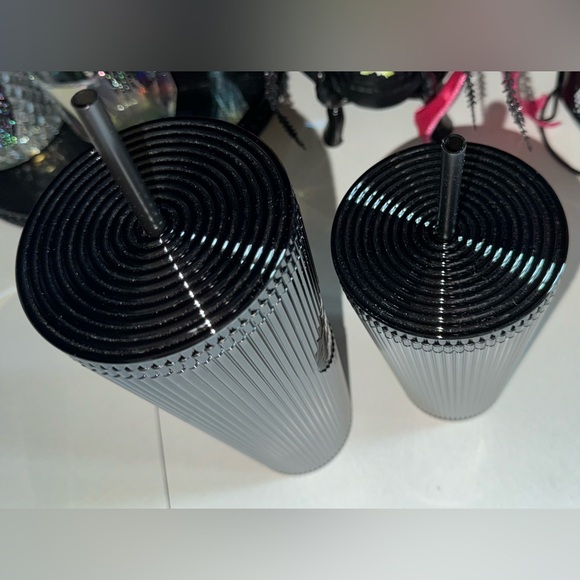 ✨🆕 Starbucks Black Pleated Metallic Plastic Cold Cups - 24 fl oz & 16 fl oz - Picture 5 of 7